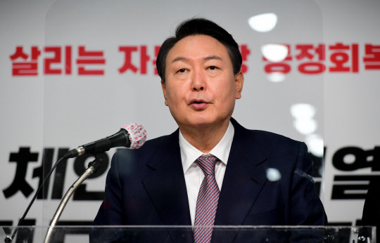 국민의힘 윤석열 대선후보가 27일 서울 여의도 국민의힘 중앙당사에서 자본시장 공정회복 정책공약을 발표하고 있다. <연합뉴스>